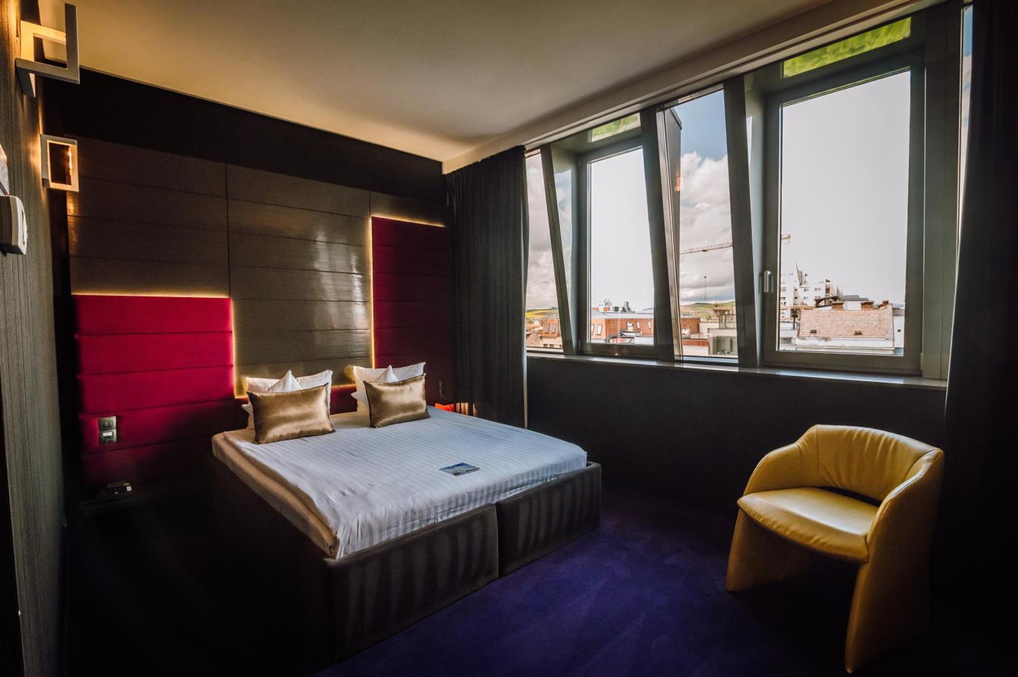 Târgu-Mureş Plaza V Executive Hotel מראה חיצוני תמונה